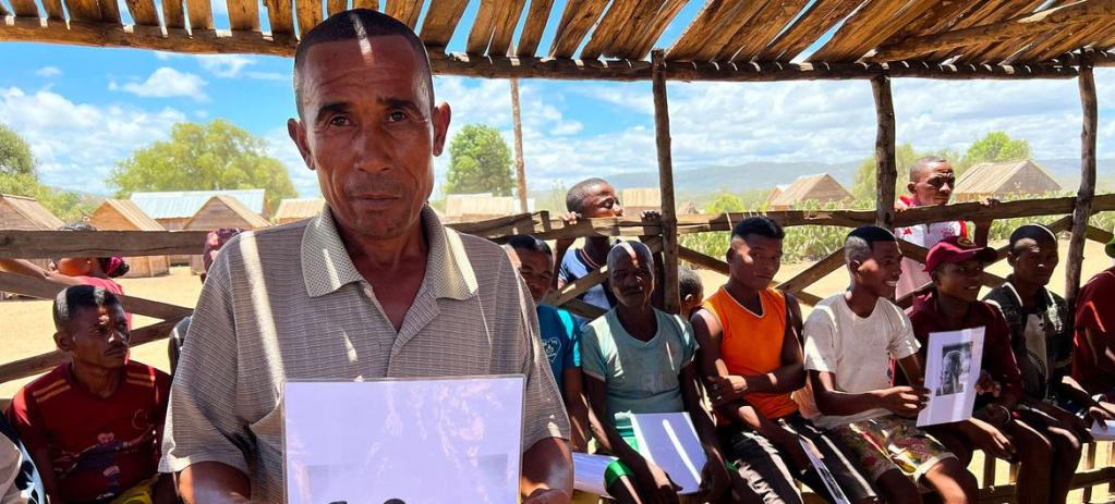 ONU Info/Daniel Dickinson Nodely Lehilaly assiste régulièrement à des séances de groupe sur la masculinité positive dans son village du sud de Madagascar.