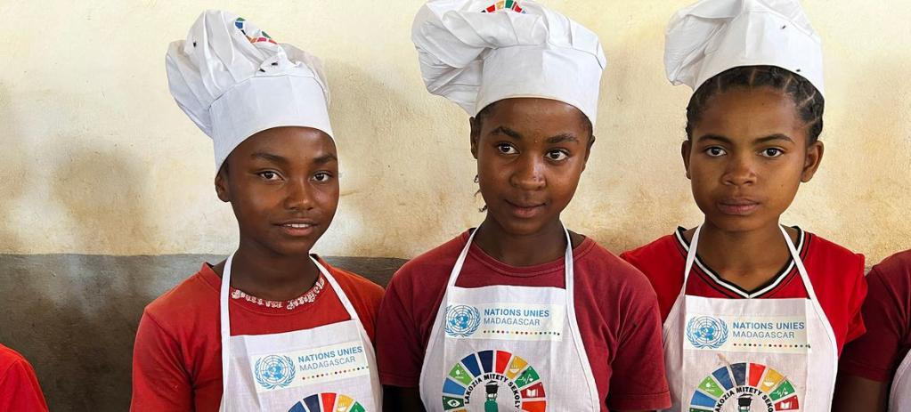 ONU Info/Daniel Dickinson Les élèves de l'école primaire Beabo d'Ambovombe participent à un concours culinaire visant à améliorer la nutrition.