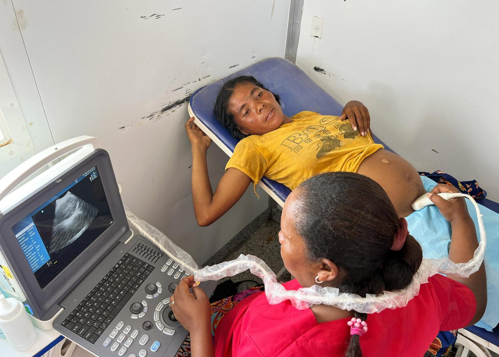 Une femme enceinte bénéficie d'un suivi dans une clinique mobile soutenue par l'ONU dans le sud de Madagascar.