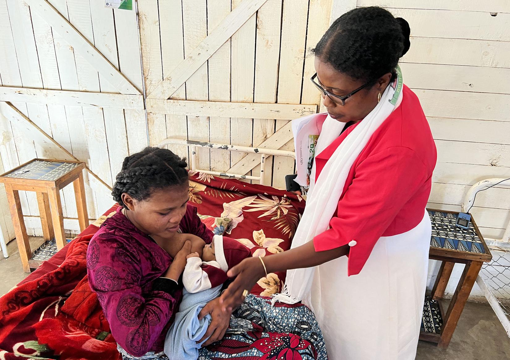 A young mother in Madagascar has been describing how she was forced to make a 200km dash on bumpy, unpaved rural roads to a specialist hospital, after she experienced difficulties giving birth at home.