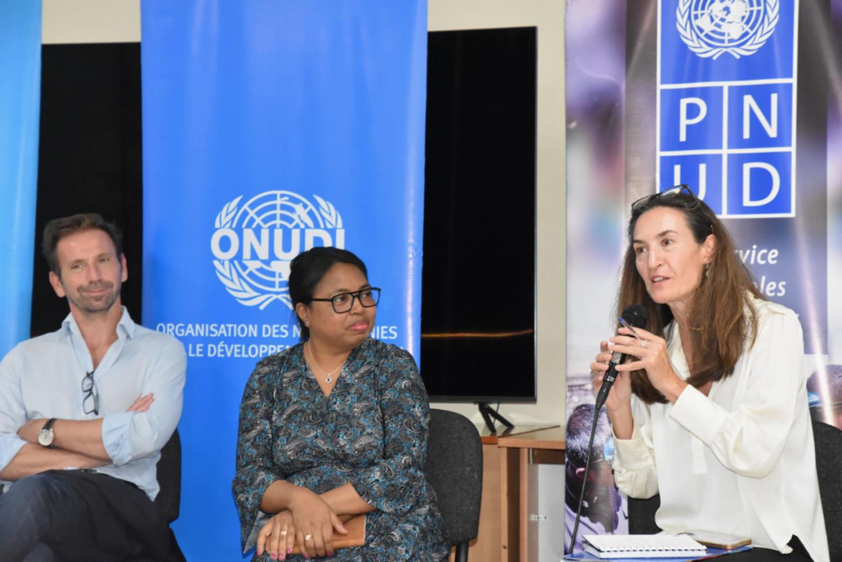 Gilles Chevalier, représentant adjoint de l'UNICEF et chef des programmes (à gauche), et Natasha van Rijn, représentante résidente du PNUD (à droite), participent à une discussion sur le développement durable à Madagascar. 