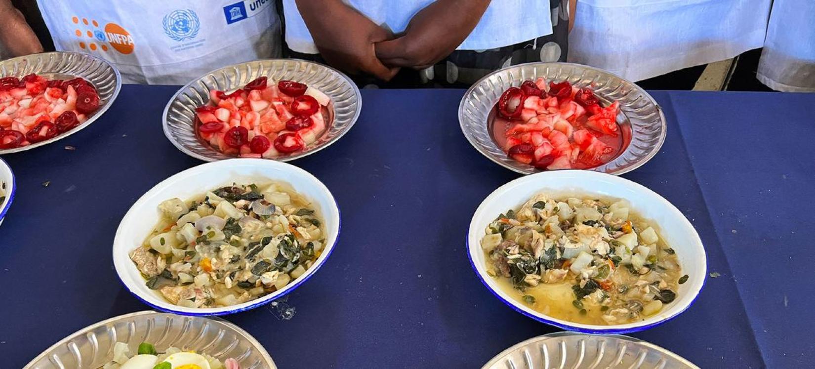 ONU Info/Daniel Dickinson Des écoliers préparent un repas à trois plats dans le cadre du concours Tsikonina.