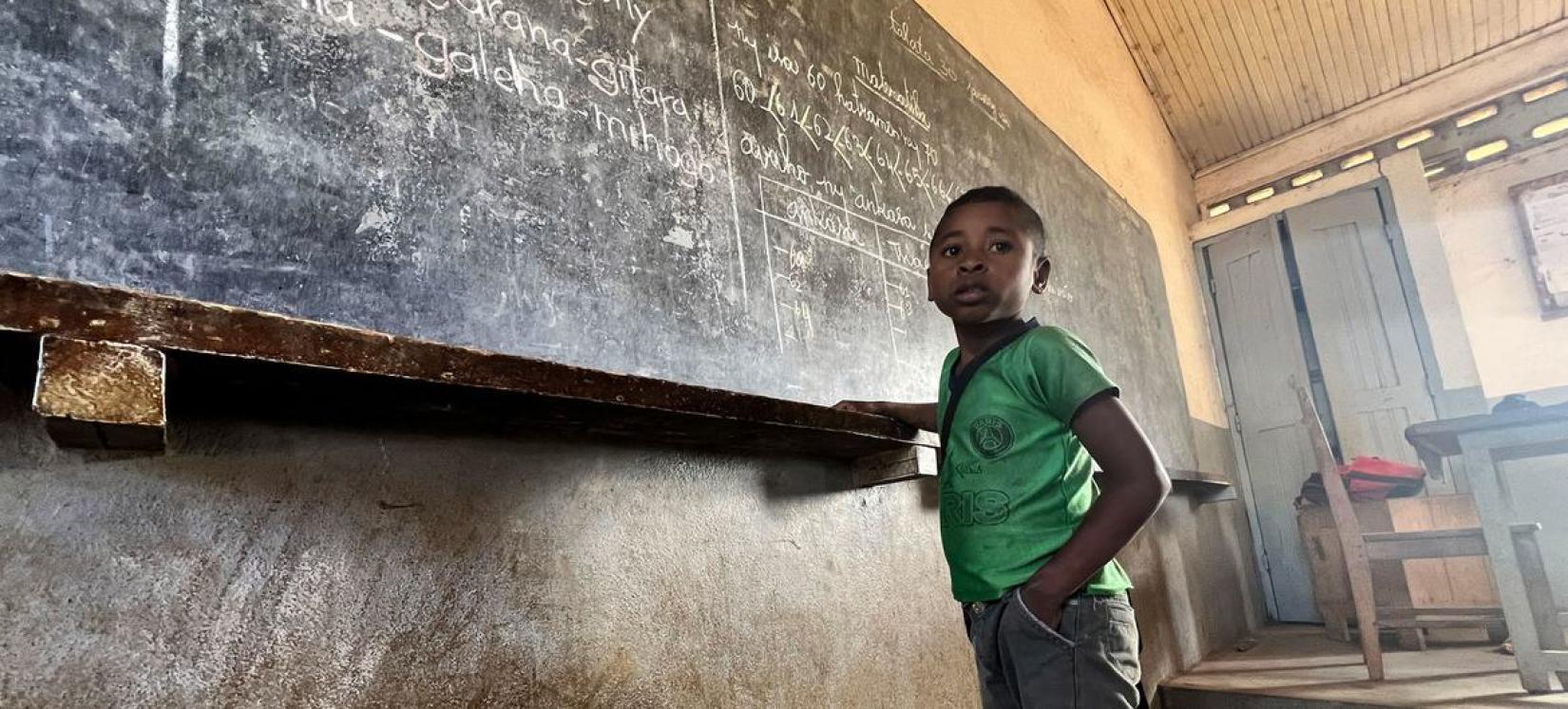 ONU Info/Daniel Dickinson Un garçon étudie au tableau dans l'une des nouvelles salles de classe de l'école primaire de Beabo.