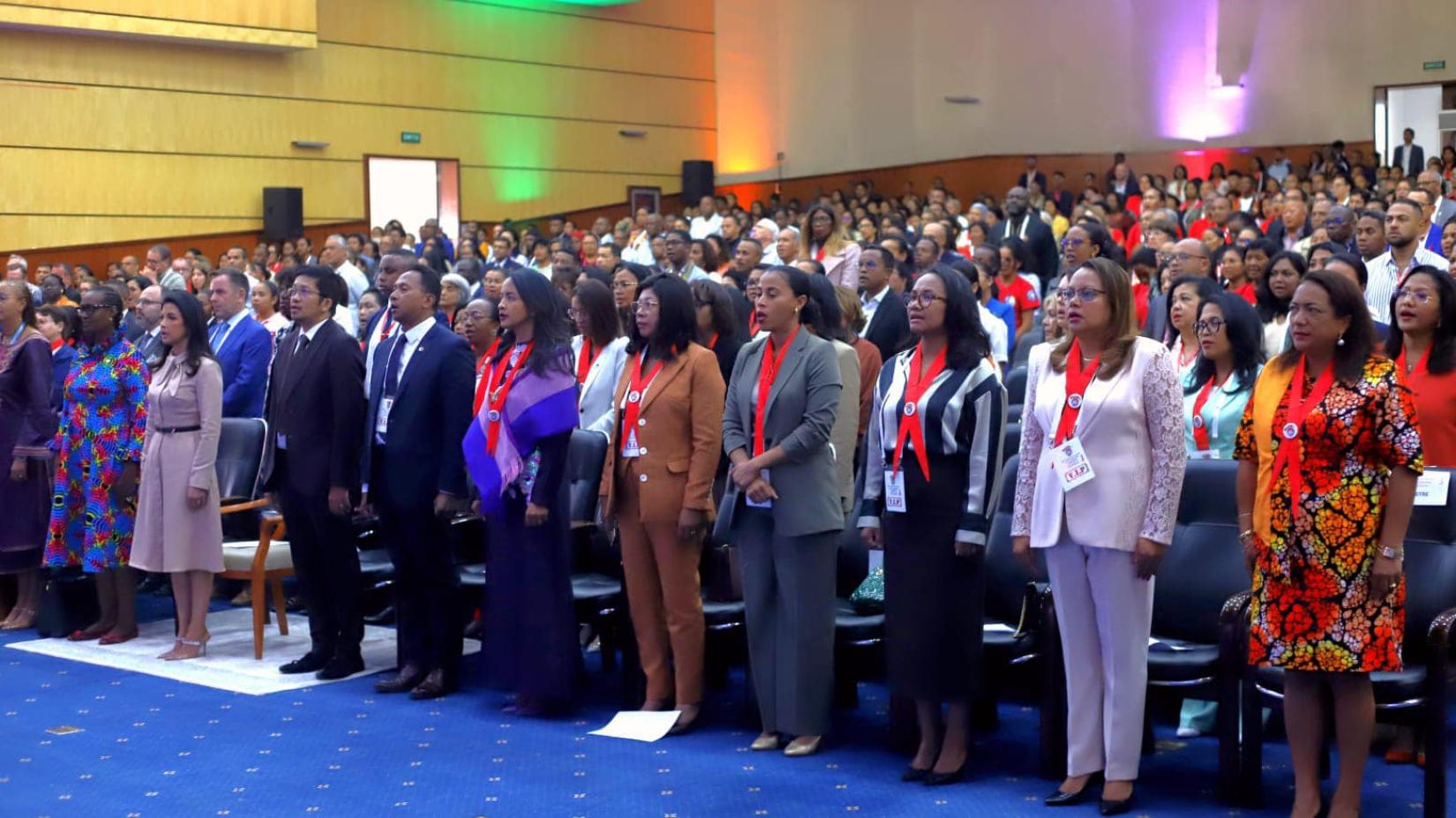 Photo des Assistances officielles lors de la cérémonie d'ouverture en présence de la Première Dame de la République, de la Directrice Exécutive de l'ONUSIDA et les membres du Gouvernement de Madagascar