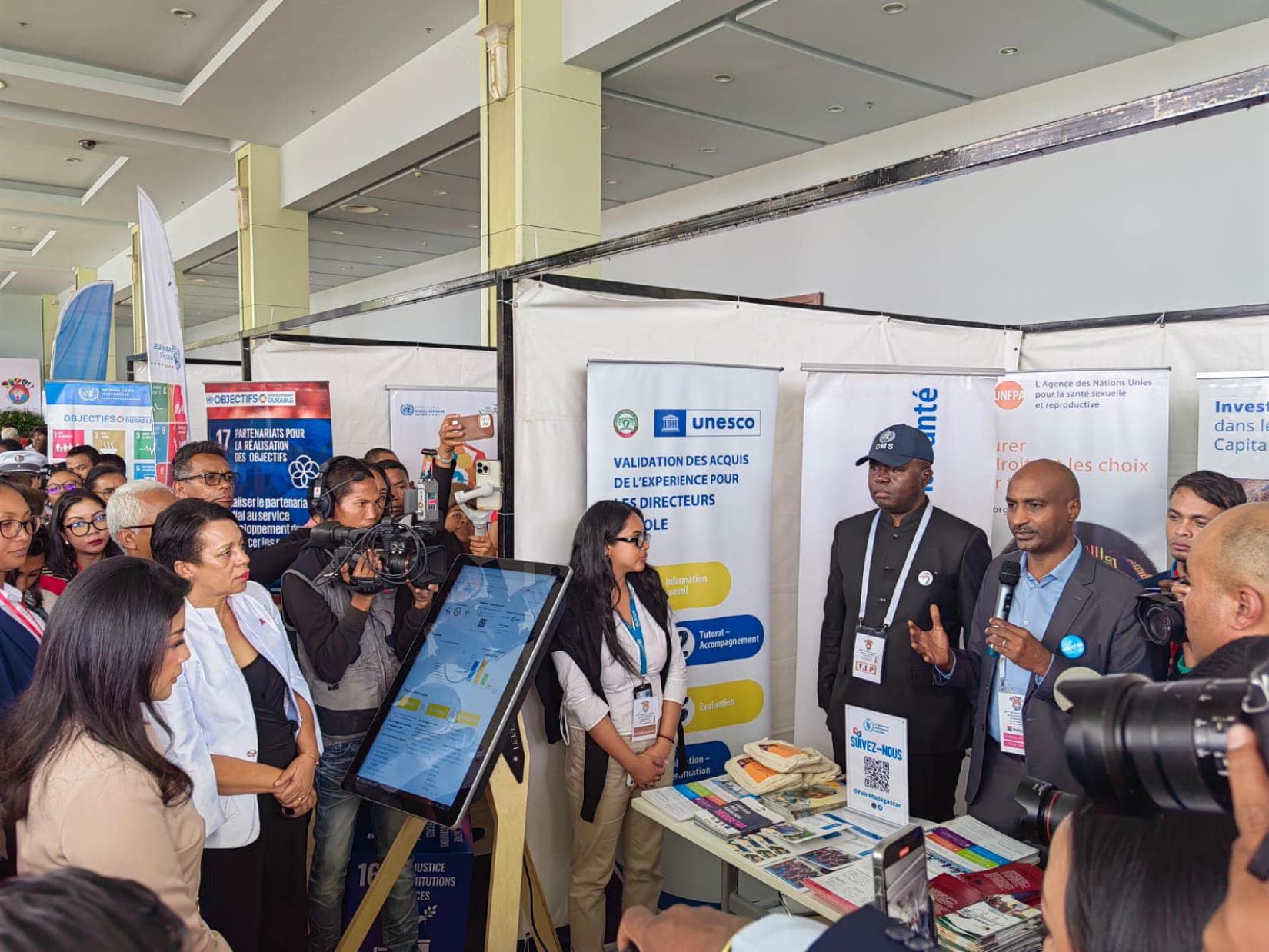 Photo lors de la visite du stand sur la Priorité Stratégique 2 par la Première Dame de la République avec les membres du Gouvernement
