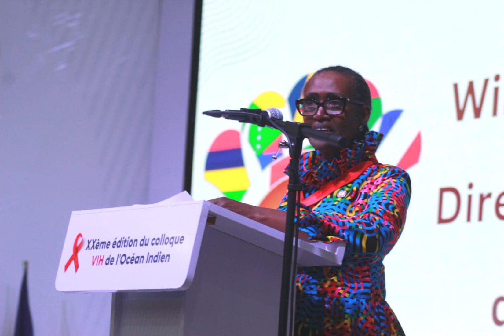 Photo de la Directrice Executive de l'ONUSIDA, Madame Winnie Byanyima lors de son discours à la cérémonie d'ouverture officielle du Colloque sur le VIH sida