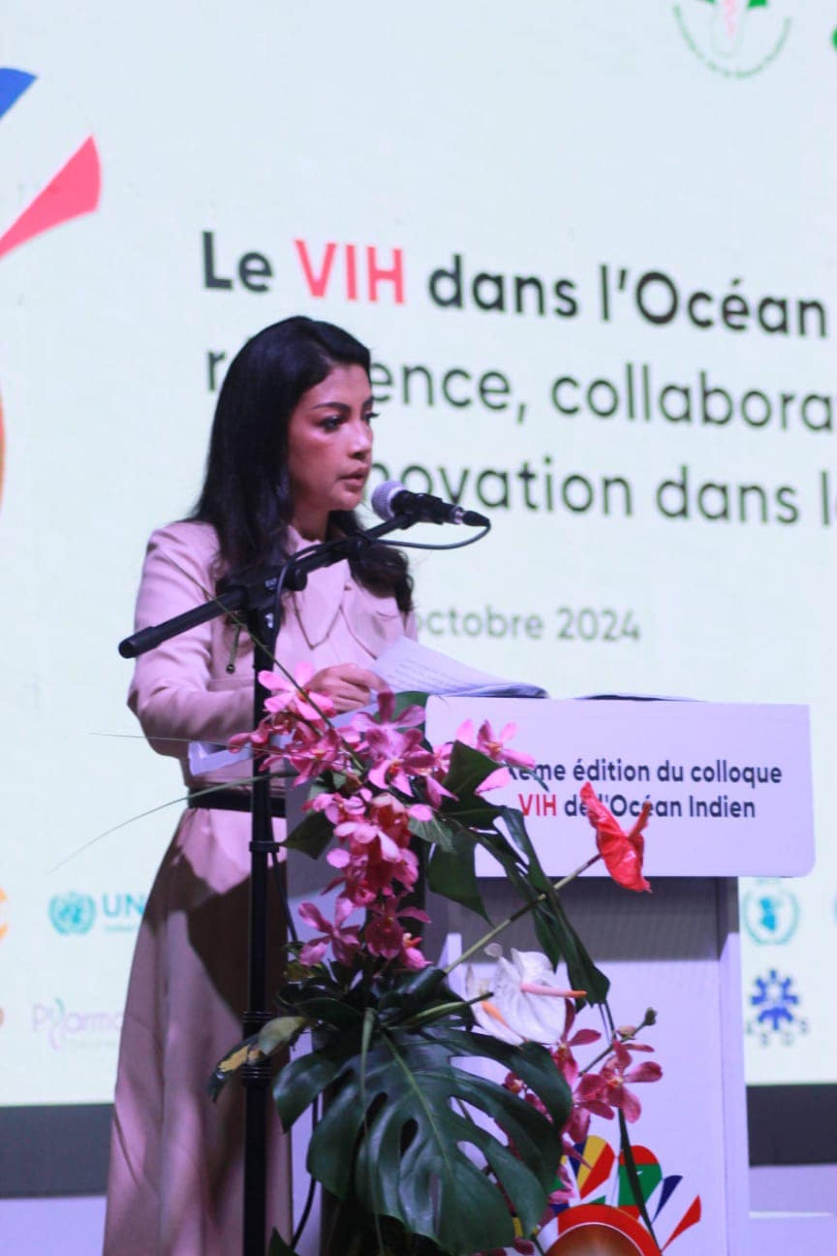 Photo de Madame Mialy Rajoelina, Première Dame de la République de Madagascar lisant son discours à la cérémonie d'ouverture du Colloque sur le VIH sida au niveau de l'Océan Indien