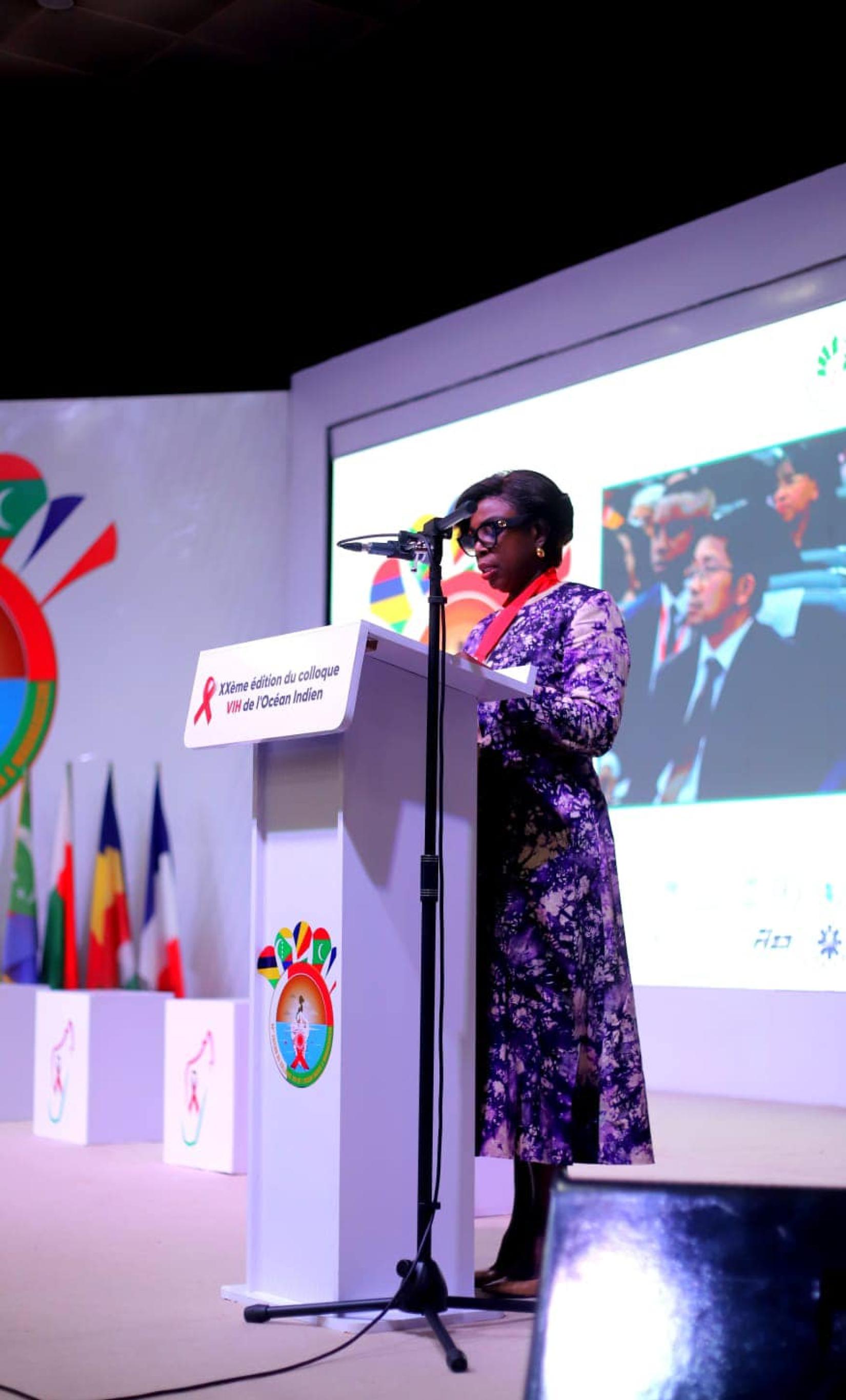 Photo de Madame Josiane Yaguibou, Coordonnatrice résidente a.i. des Nations Unies lisant son discours à l'ouverture du Colloque sur le VIH sida au niveau de l'Océan Indien