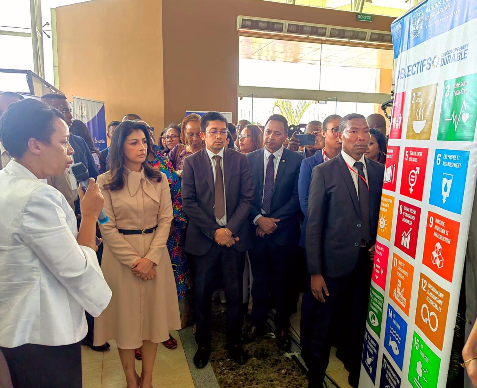 Madame Zoé Rasoaniaina du BCR/CINU, présentant le stand des Nations Unies à la Première Dame de la République et les membres du Gouvernement à l'occasion du visite des stands