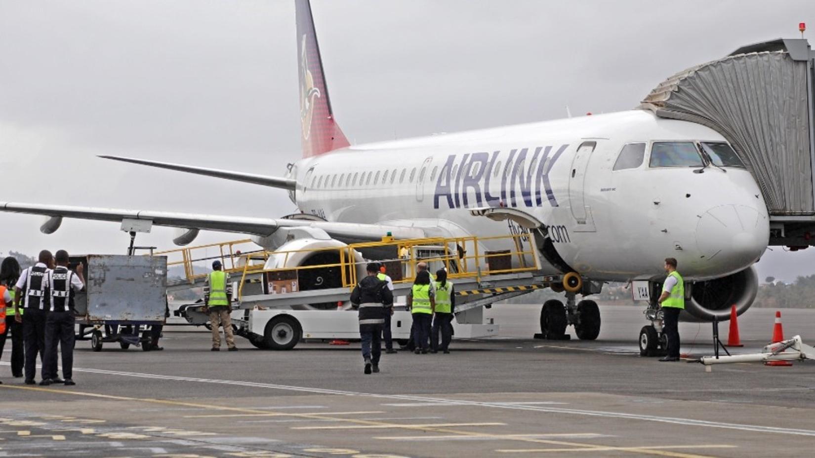 Vol Airlink débarquant les caisses contenant les lémuriens et les tortues à l'aéroport international d'Ivato à Antananarivo, Madagascar.