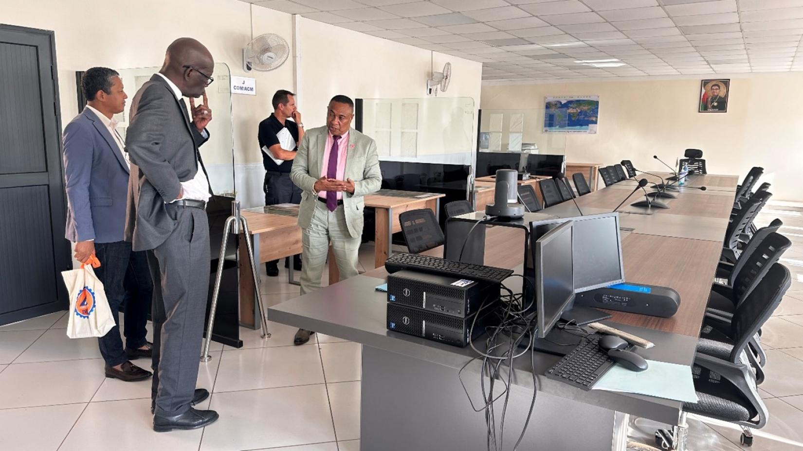 M. Abdou Dieng et le Directeur général du Bureau national de gestion des risques de catastrophes dans le centre opérationnel de gestion.