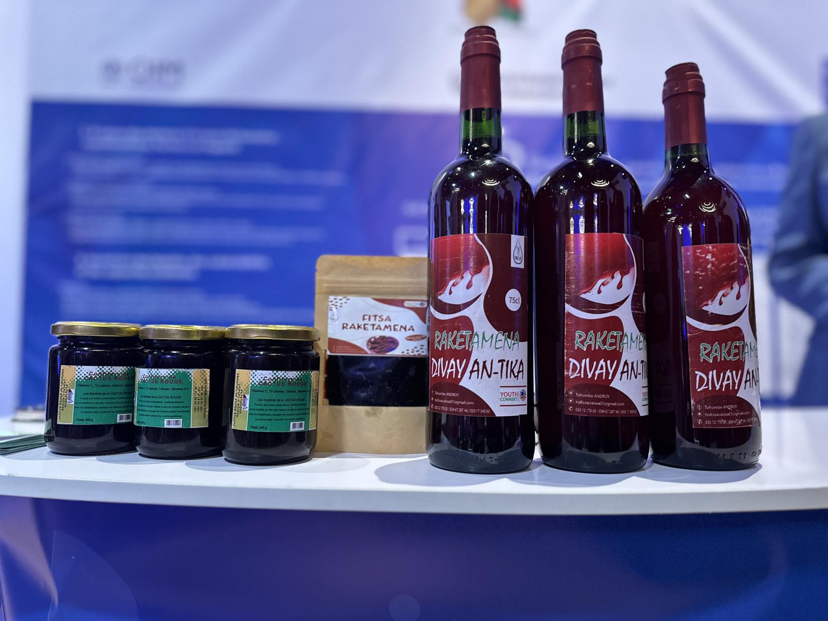 bouteilles de vin de cactus rouge , de la confiture et de la pâte de fruit de cactus rouge