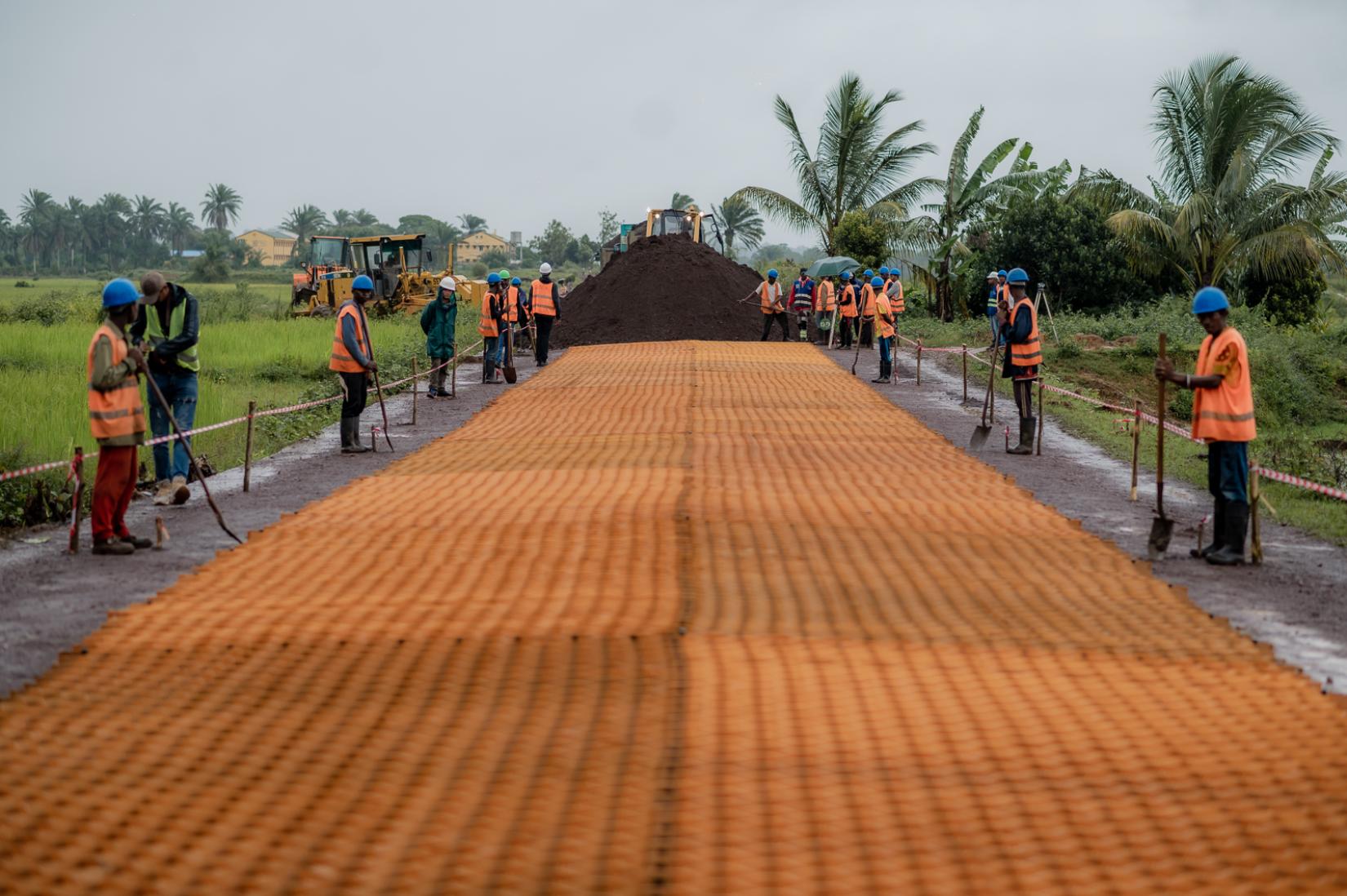 Des ouvrier entraint de constuire une route avec la technologie géocellule