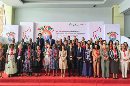 Photo de groupe avec la Première Dame de la République de Madagascar, la Directrice executive de l'ONUSIDA, la Directrice régional de l'ONUSIDA, du Coordonnatrice résidente a.i. des Nations Unies ainsi que les membres du Gouvernement et les Hautes personnalités