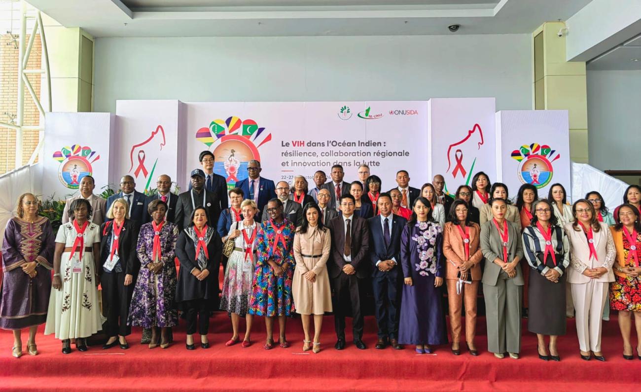 Photo de groupe avec la Première Dame de la République de Madagascar, la Directrice executive de l'ONUSIDA, la Directrice régional de l'ONUSIDA, du Coordonnatrice résidente a.i. des Nations Unies ainsi que les membres du Gouvernement et les Hautes personnalités