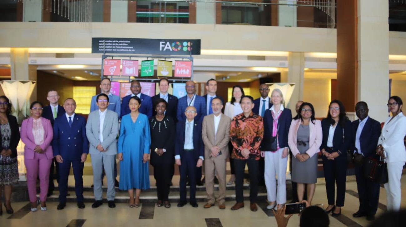 Photo de groupe avec les membres du Gouvernement, les PTFs et le SNU sous le lead du Coordonnatrice résidente a.i. 