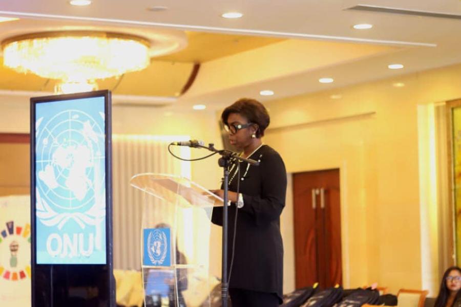 Madame Josiane Yaguibou Coordonnatrice résidente, lisant son discours