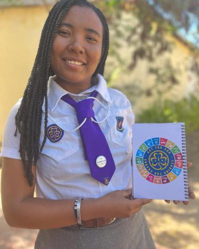 jeune scout lors de la sensibilisation ODD à Menabe