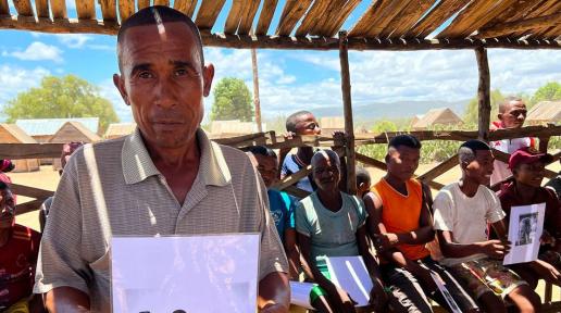 ONU Info/Daniel Dickinson Nodely Lehilaly assiste régulièrement à des séances de groupe sur la masculinité positive dans son village du sud de Madagascar.