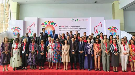 Photo de groupe avec la Première Dame de la République de Madagascar, la Directrice executive de l'ONUSIDA, la Directrice régional de l'ONUSIDA, du Coordonnatrice résidente a.i. des Nations Unies ainsi que les membres du Gouvernement et les Hautes personnalités